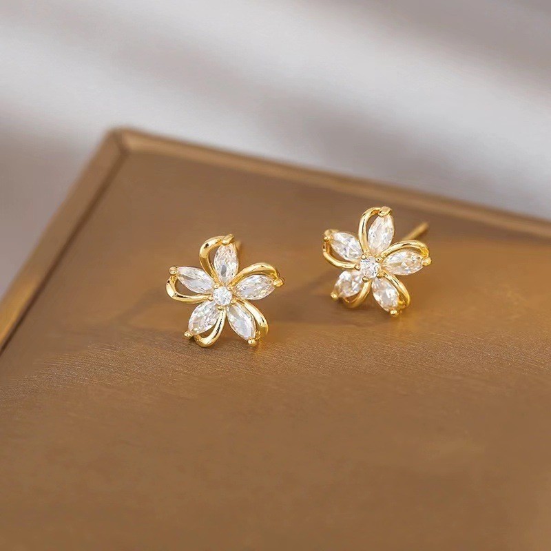 Helix Cartilage Ring - Sierlijke Bloem Stud Oorbellen voor Vrouwen