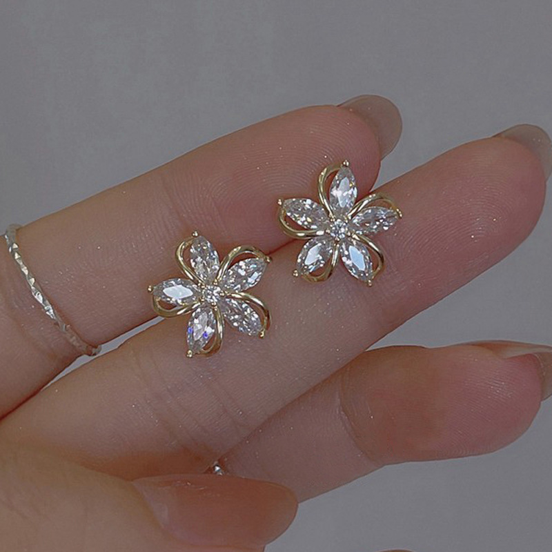 Sierlijke Bloem Stud Oorbellen - Helix Cartilage Ring recensie en prijs